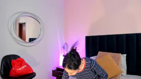 Nina online show from November 2025 06:17:01 PM