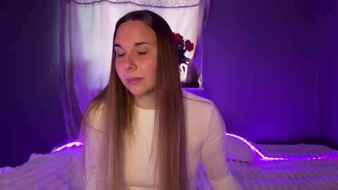 ninaglow_ online show from September 2025 01:47:01 PM