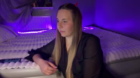 ninaglow_ online show from October 2025 07:00:01 PM