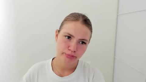 Snapshot of ninarihh chatting on September 2025 10:04:02 AM ninarihh online show from September 2025 10:04:02 AM