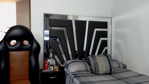 Noah Harris01 online show from November 2025 02:18:02 PM