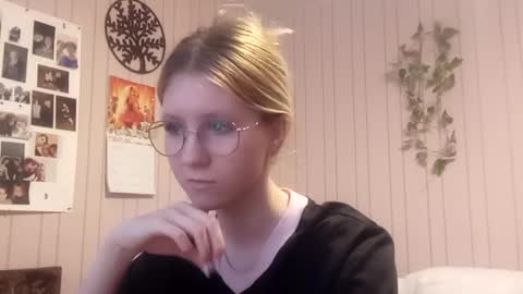 Snapshot of novellahartig chatting on February 2026 02:51:01 PM Sari It is my first day online show from February 2026 02:51:01 PM