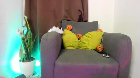 Nia online show from October 2025 12:09:01 AM