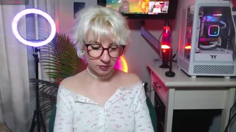 Snapshot of obedientt_ chatting on October 2025 09:32:01 AM Moonlight online show from October 2025 09:32:01 AM