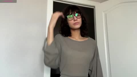 Snapshot of odettehatt chatting on June 2026 04:29:02 AM Thea online show from June 2026 04:29:02 AM