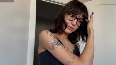 Snapshot of odettehatt chatting on June 2026 04:43:02 AM Thea online show from June 2026 04:43:02 AM