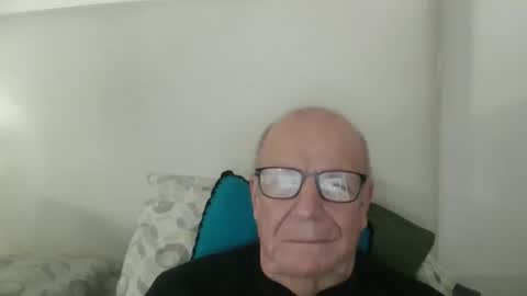 Snapshot of oggi95 chatting on March 2026 04:32:02 PM oggi95 online show from March 2026 04:32:02 PM