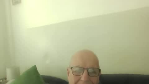 Snapshot of oggi95 chatting on April 2026 09:48:02 AM oggi95 online show from April 2026 09:48:02 AM