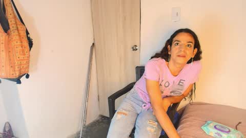 Snapshot of oh_tique chatting on November 2025 01:04:02 AM LU online show from November 2025 01:04:02 AM