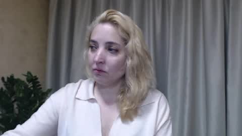 Snapshot of ohsweetmari chatting on May 2026 04:44:02 PM Mari online show from May 2026 04:44:02 PM