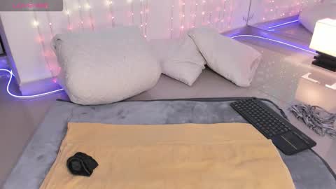 ohyesly_ online show from September 2025 11:01:02 AM