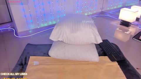 ohyesly_ online show from November 2025 11:00:02 AM