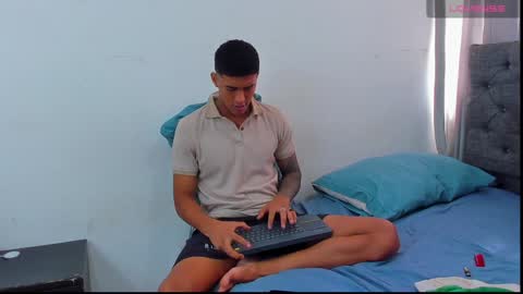 oliver_smith_2 online show from December 2024 04:25:02 PM