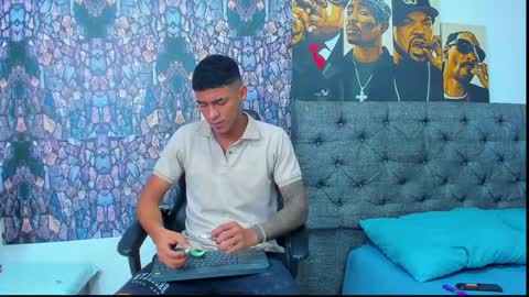 oliver_smith_2 online show from December 2024 10:03:02 PM