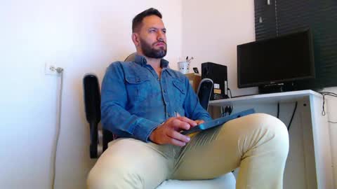 Snapshot of oliverdrew1 chatting on April 2026 01:23:01 PM oliver online show from April 2026 01:23:01 PM