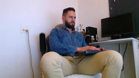 Snapshot of oliverdrew1 chatting on April 2026 02:12:01 PM oliver online show from April 2026 02:12:01 PM
