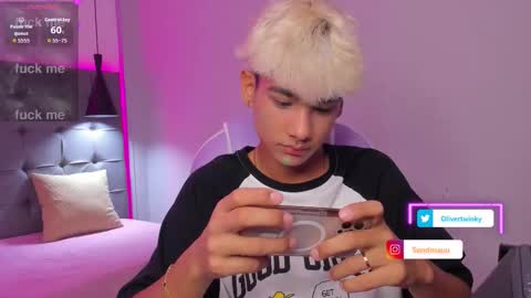 Snapshot of olivertwinky_ chatting on October 2025 08:49:01 PM Oliver online show from October 2025 08:49:01 PM