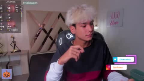 Snapshot of olivertwinky_ chatting on October 2025 02:18:01 PM Oliver online show from October 2025 02:18:01 PM