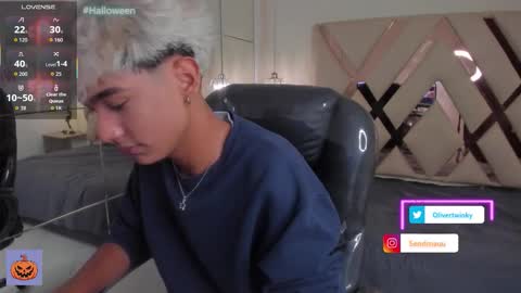 Snapshot of olivertwinky_ chatting on October 2025 02:40:01 PM Oliver online show from October 2025 02:40:01 PM