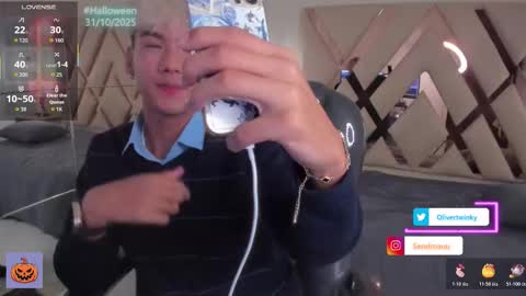 Snapshot of olivertwinky_ chatting on October 2025 01:44:02 PM Oliver online show from October 2025 01:44:02 PM