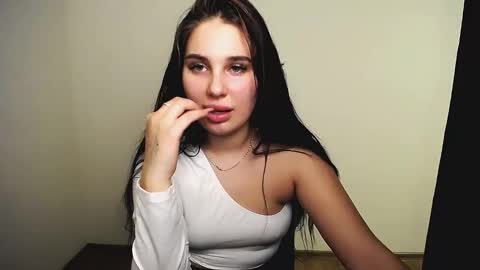 Olivia online show from November 2025 09:27:01 PM