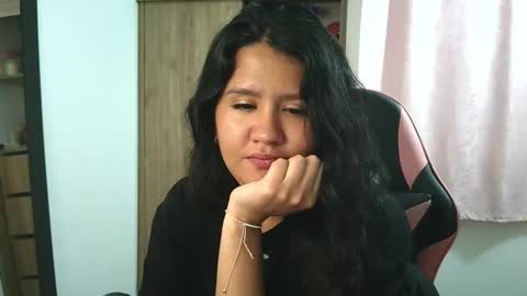 Olivia online show from November 2025 07:36:02 PM