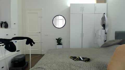 onebestlover online show from February 2026 08:18:01 AM