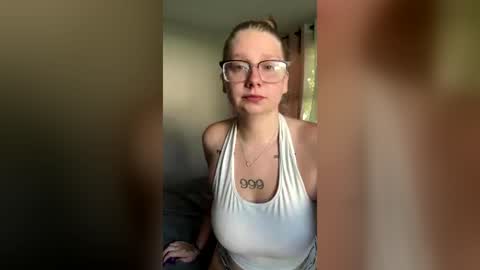 oohlarae22 online show from June 2026 01:00:02 PM
