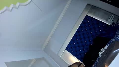 Oriana online show from November 2025 08:10:01 PM