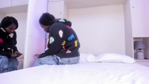 oshun_444 online show from March 2026 12:11:01 PM