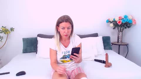 Snapshot of pamela_issy chatting on April 2026 07:44:01 AM PAMEL ISSY online show from April 2026 07:44:01 AM