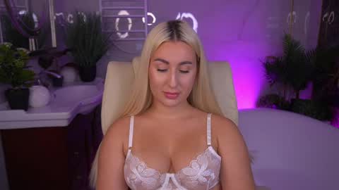 Snapshot of paolamola chatting on May 2026 01:41:01 PM Lia online show from May 2026 01:41:01 PM