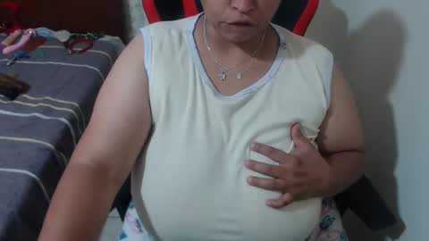 Snapshot of pareja_explosivasexx chatting on May 2026 05:37:01 AM Luna online show from May 2026 05:37:01 AM