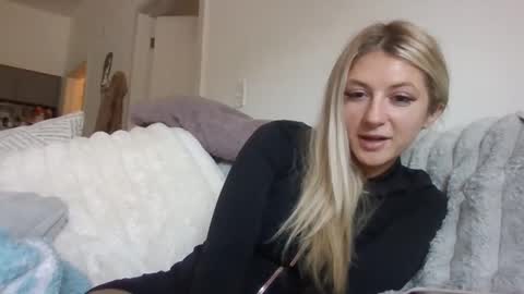 parisbaby2000 online show from September 2025 05:24:01 PM