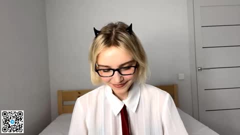 Lola online show from November 2025 04:01:02 PM