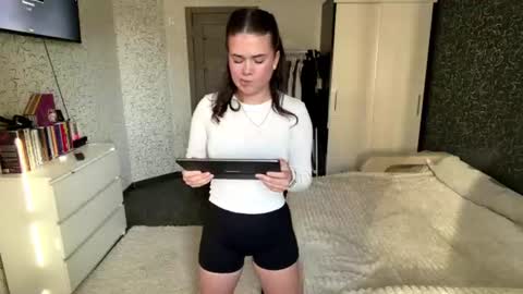 Snapshot of peachyvibee chatting on June 2026 10:46:02 AM Viya online show from June 2026 10:46:02 AM