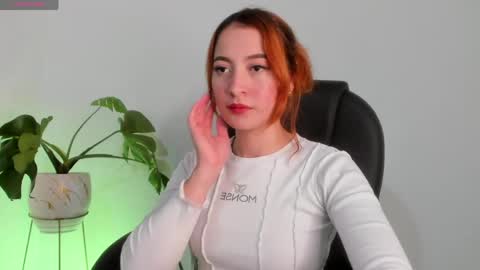 Snapshot of pear__moon chatting on May 2026 07:36:02 AM LILLY online show from May 2026 07:36:02 AM