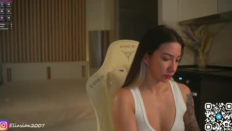 Snapshot of pearly_dream chatting on April 2026 03:50:01 PM Leo online show from April 2026 03:50:01 PM