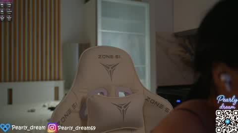 Snapshot of pearly_dream chatting on April 2026 12:09:02 PM Leo online show from April 2026 12:09:02 PM