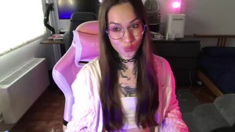 Snapshot of petal_dust_ chatting on April 2026 01:27:02 PM petal_dust_ online show from April 2026 01:27:02 PM