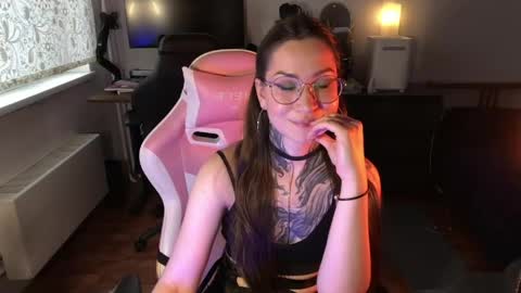 Snapshot of petal_dust_ chatting on April 2026 03:27:02 PM petal_dust_ online show from April 2026 03:27:02 PM
