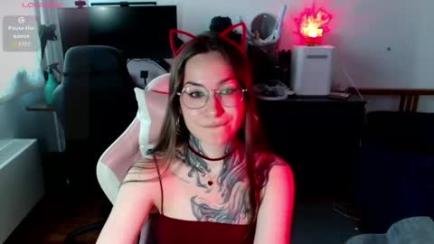 Snapshot of petal_dust_ chatting on May 2026 02:12:01 PM petal_dust_ online show from May 2026 02:12:01 PM