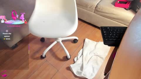 Snapshot of petite_linda chatting on September 2025 03:30:02 AM Linda online show from September 2025 03:30:02 AM