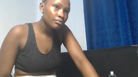 Snapshot of petitee_desire chatting on July 2026 05:32:02 AM TASHA online show from July 2026 05:32:02 AM