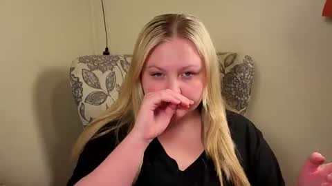 Snapshot of phatassblond chatting on June 2026 05:31:02 AM PhatAssBlond online show from June 2026 05:31:02 AM