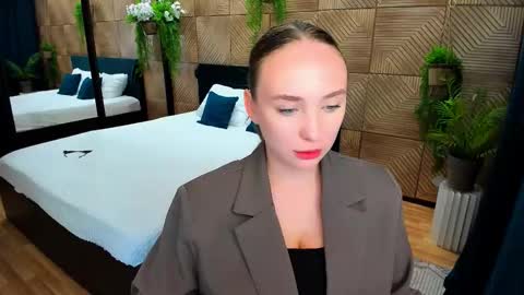 Emelie online show from September 2025 04:28:02 PM