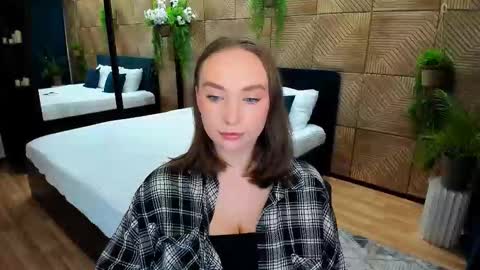 Emelie online show from September 2025 04:08:01 PM