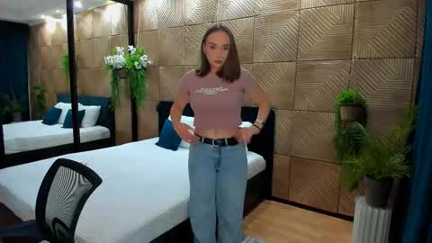 Emelie online show from September 2025 07:38:01 PM