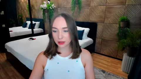 Emelie online show from September 2025 07:30:02 PM