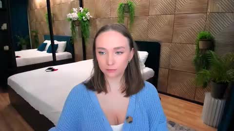 Emelie online show from October 2025 10:13:02 AM